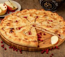 Осетинский пирог с яблоком и брусникой