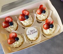 Капкейки на день рождения с клубникой и голубикой