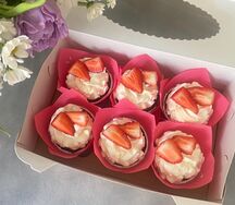 Капкейки с клубникой розовые 