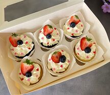  Капкейки с ягодами и сердечками 