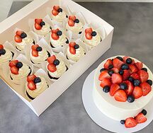 Торт и капкейки с клубникой и голубикой