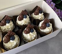 Капкейки с шоколадным декором и голубикой