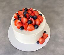 Торт с клубникой и голубикой