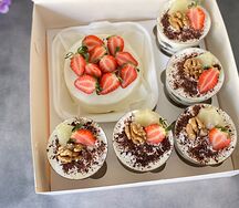 Бенто-торт с клубникой и трайфлы Панчо