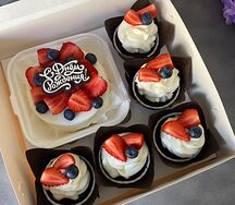 Бенто-торт и 5 капкейков на день рождения с шоколадной надписью 