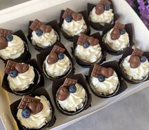 Капкейки с шоколадным декором и голубикой