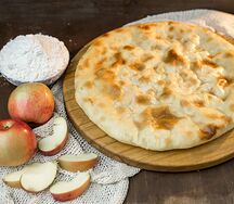 Пирог с яблоками в карамели