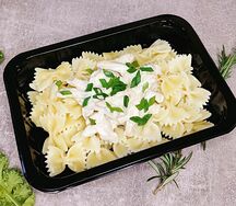Индейка в сливочном соусе с макаронами большая