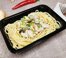 Паста с курицей и грибами в сливочном соусе маленькая