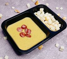 Гороховый крем-суп с копчеными колбасками и гренками большой
