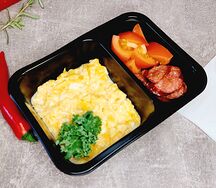 Скрэмбл с копчёными колбасками и томатами черри маленький