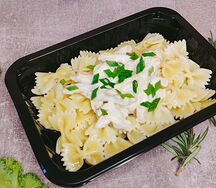 Индейка в сливочном соусе с макаронами маленькая