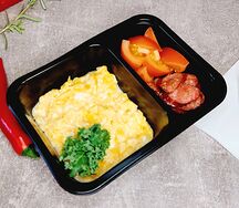 Скрэмбл с копчёными колбасками и черри (средняя порция)