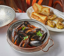 Мидии в соусе томаты и базилик