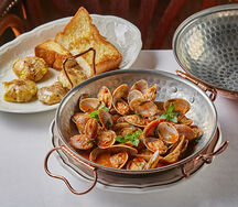 Вонголе в соусе томаты и базилик