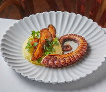 Осьминог с пюре и бататом