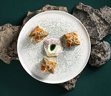 Мшош из баклажана на хрустящем хлебе