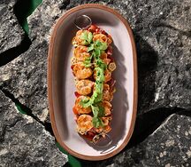 Креветки гриль с ахцаном из маринованных овощей