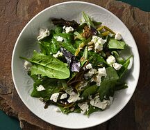 Салат с армянскими травами и сыром