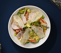 Салат из цыпленка гриль, томатов с соусом из пажитника