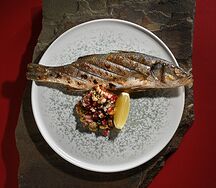 Сибас на углях с ахцаном из бамии