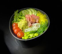 Поке с тунцом и рисовой лапшой