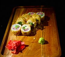 Ролл с тунцом и стружкой из тунца