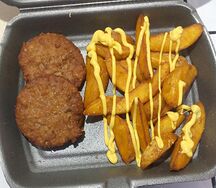 Обед с куриной котлетой и картофелем по-деревенски