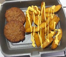 Обед с куриной котлетой и картофелем по-деревенски