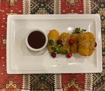 Жареный сулугуни с клюквенным соусом