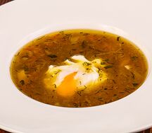 Куриная лапша с яйцом пашот