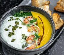 Тыквенный крем-суп, креветки, мусс из пармезана