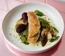 Куриное филе, пюре из брокколи, луковый соус, шампиньоны