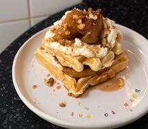 Вафли с карамелизированной грушей и кремом маскарпоне