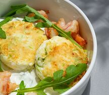 Сырники с цукини, креветками и огуречным соусом