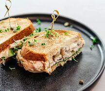 Сэндвич с индейкой, грибами и трюфельным соусом