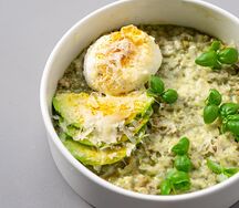 Зеленая гречка с яйцом пашот, авокадо и пармезаном