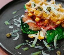 Вафли с ростбифом, шпинатом и медово-горчичным соусом