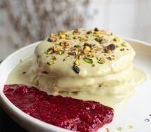 Панкейки творожные с фисташковым кремом и малиновым джемом