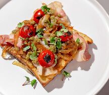 Френч-тост с беконом, карамелизованным луком и томатами