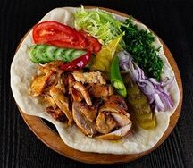 Шаверма на тарелке из куриного шашлыка