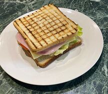 Сэндвич с сыром и ветчиной 