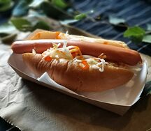 Хот-дог с салатом коул слоу и острым соусом