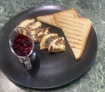 Жареный сыр с кисло-сладким ягодным соусом