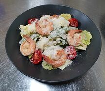 Салат Цезарь с креветками