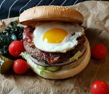 Бургер с яйцом и беконом
