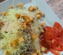 Салат Цезарь с курицей