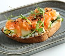 Брускетта со слабосоленым лососем 