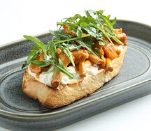 Брускетта с лисичками и страчателлой