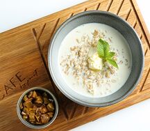 Овсяная каша с карамельными яблоками